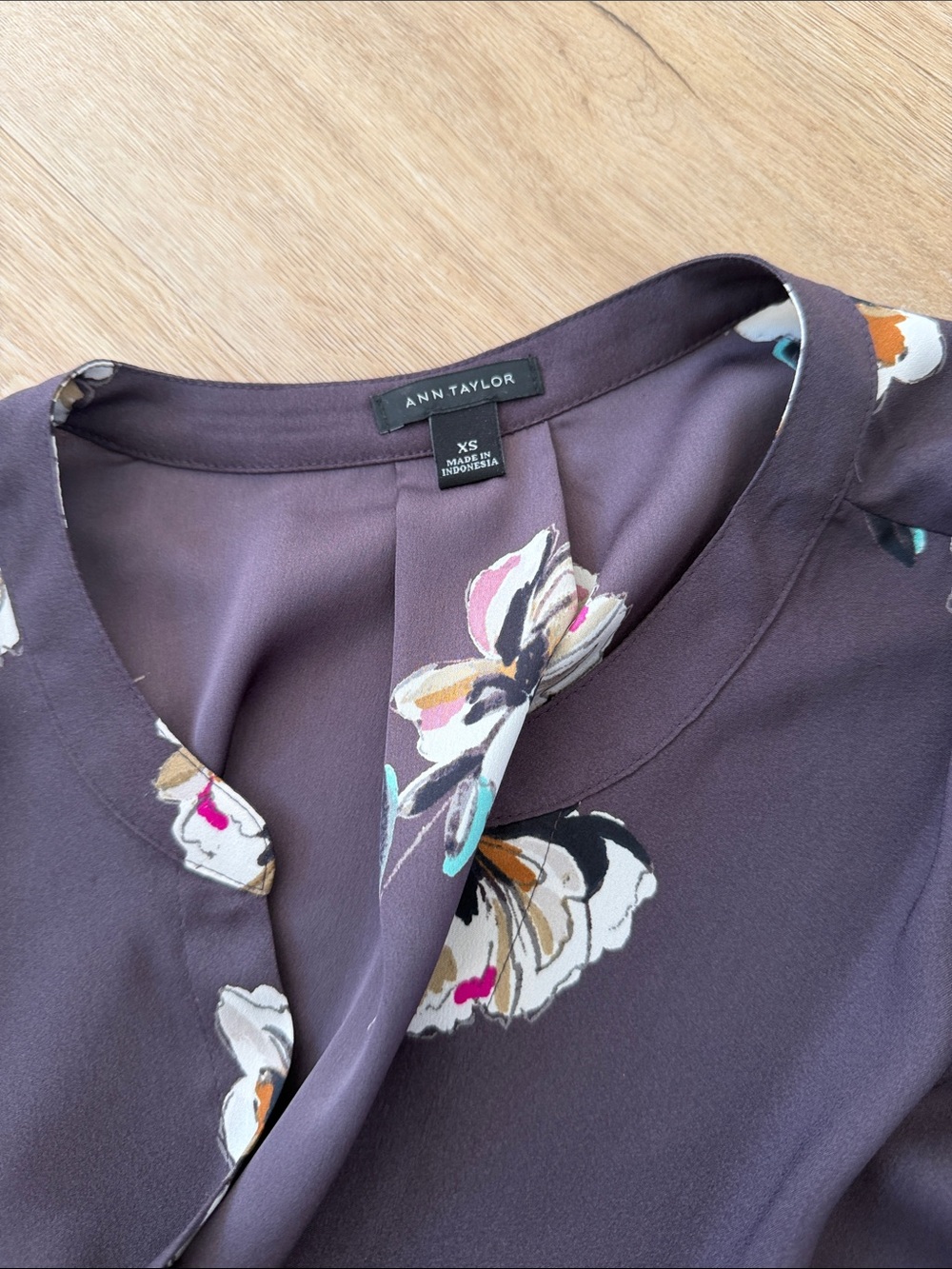 Ann Taylor  Taupe Floral V-Neck Long-Sleeve Blouse - Picture 3 of 7